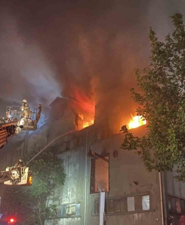 Bağcılar’da 5 katlı fabrika alevlere teslim oldu