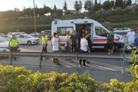 Bağcılar’da hafif ticari araç arızalanan aracın yanında bekleyen yayalara çarptı: 2’si ağır 5 yaralı