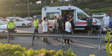 Bağcılar’da hafif ticari araç arızalanan aracın yanında bekleyen yayalara çarptı: 2’si ağır 5 yaralı