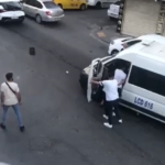 Bağcılar’da yol verme kavgası dehşeti: Servis şoförüne tekme ve yumruklarla saldırdılar