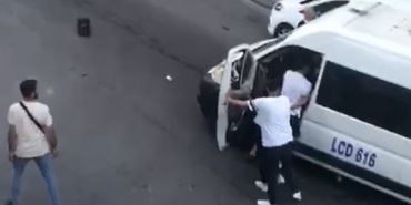 Bağcılar’da yol verme kavgası dehşeti: Servis şoförüne tekme ve yumruklarla saldırdılar