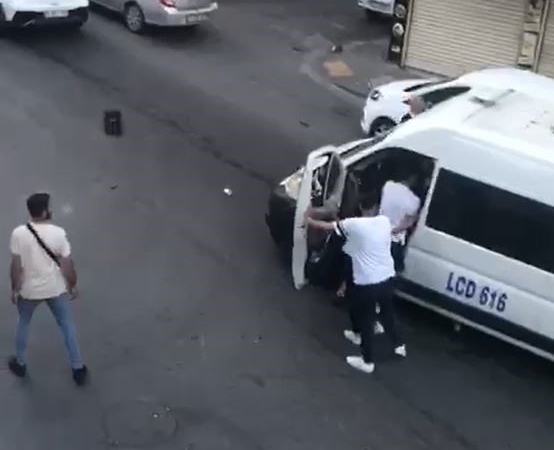 Bağcılar’da yol verme kavgası dehşeti: Servis şoförüne tekme ve yumruklarla saldırdılar