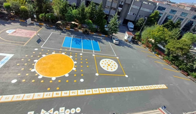 Bağcılar’daki okul bahçeleri renklendi