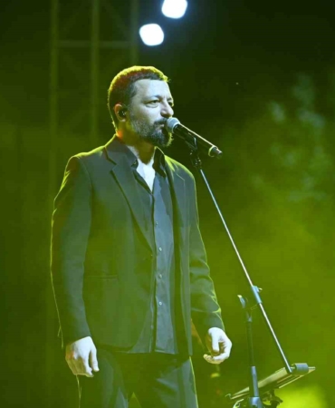 Bahçelievler Belediyesi Yaz Konseri etkinliğinde Mehmet Erdem sahne aldı