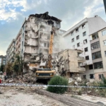 Bahçelievler’de bir binanın yıkım çalışması sırasında yanındaki bina zarar gördü