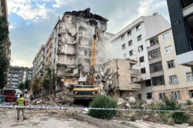 Bahçelievler’de bir binanın yıkım çalışması sırasında yanındaki bina zarar gördü