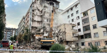 Bahçelievler’de bir binanın yıkım çalışması sırasında yanındaki bina zarar gördü