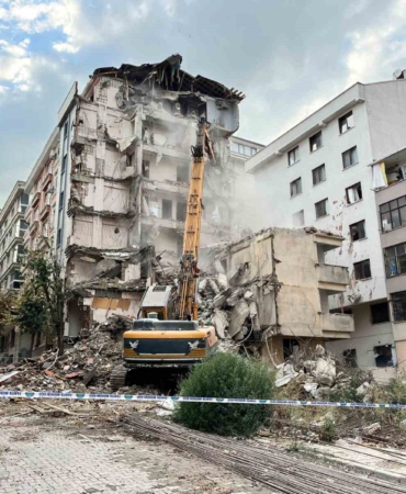 Bahçelievler’de bir binanın yıkım çalışması sırasında yanındaki bina zarar gördü