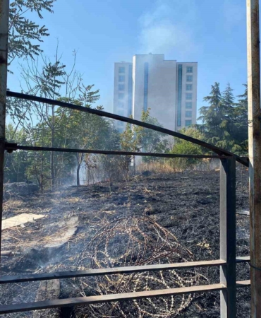 Bahçelievler’de otluk alanda yangın çıktı