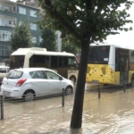 Bahçelievler’de yolu su bastı araçlar ilerlemekte zorluk yaşadı