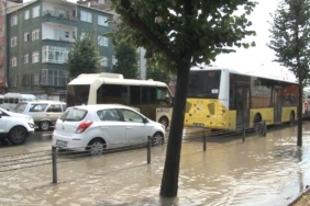 Bahçelievler’de yolu su bastı araçlar ilerlemekte zorluk yaşadı