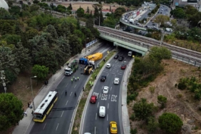 Bakırköy’de alt geçide çarpan tır İETT otobüsünün üzerine devrildi 8 yaralı