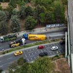 Bakırköy’de alt geçide çarpan tır vinç yardımıyla çekildi
