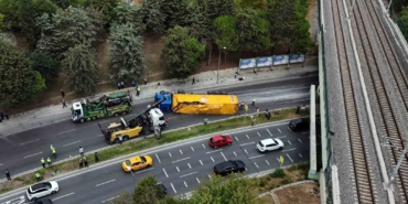 Bakırköy’de alt geçide çarpan tır vinç yardımıyla çekildi