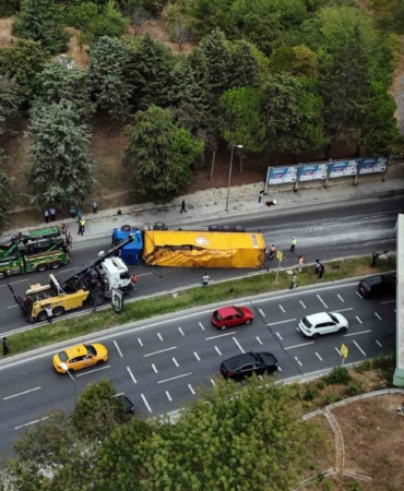Bakırköy’de alt geçide çarpan tır vinç yardımıyla çekildi