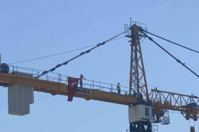 Bakırköy’de metro inşaatında paralarını alamayan işçiler kuleye çıkıp eylem yaptı