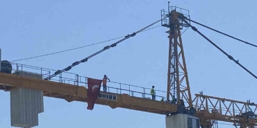 Bakırköy’de metro inşaatında paralarını alamayan işçiler kuleye çıkıp eylem yaptı