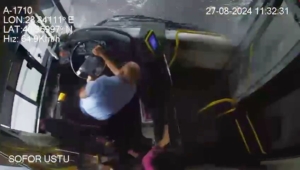 Bakırköy’de tırın devrilme anı otobüs kamerasında
