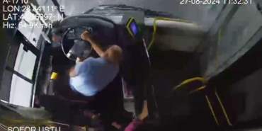 Bakırköy’de tırın devrilme anı otobüs kamerasında