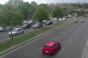 Bakırköy’de tırın İETT otobüsünün üzerine devrildiği anlar kamerada