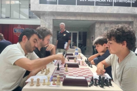 Bakırköy’de Zafer Kupası Satranç Turnuvası’na katılan yarışmacılar kıyasıya mücadele etti