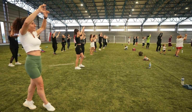 Balıkesirli kadınlar stresini zumba ile atıyor