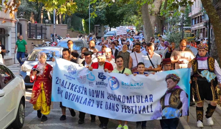 Bandırma’da Down Sendromlular için renkli festival kortej yürüyüşü ile başladı
