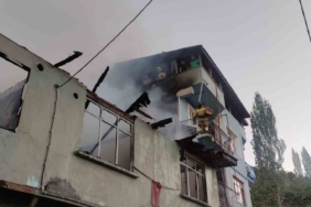 Banyo sobasını yakarken 2 katlı ev küle döndü