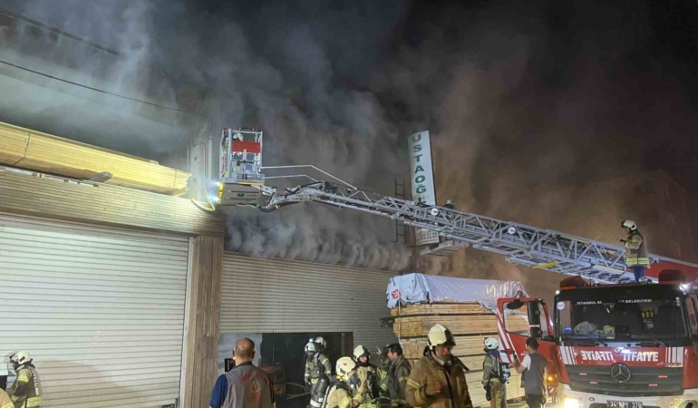 Başakşehir’de 2 katlı mobilya imalathanesinde korkutan yangın