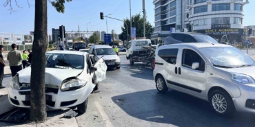 Başakşehir’de iki aracın karıştığı kazada 1’i ağır 4 kişi yaralandı