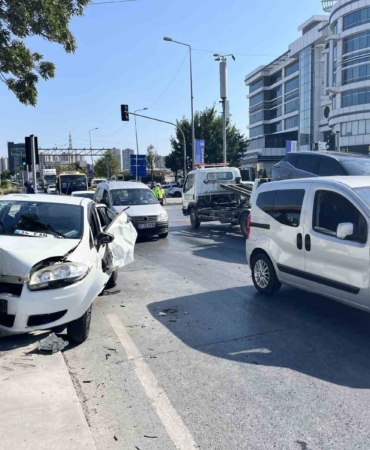 Başakşehir’de iki aracın karıştığı kazada 1’i ağır 4 kişi yaralandı