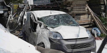 Başakşehir’de kontrolden çıkan kamyonet dehşet saçtı: 2 yaralı