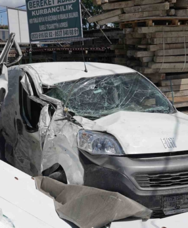 Başakşehir’de kontrolden çıkan kamyonet dehşet saçtı: 2 yaralı