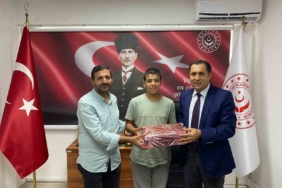 Başarılı güreşçiden anlamlı ziyaret