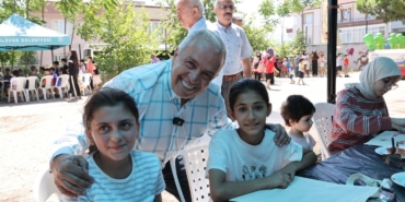 Başkan Şadi Özdemir Minareliçavuş’ta yaz atölyelerine katıldı