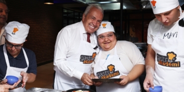 Başkan Şadi Özdemir, özel çocuklarla pizza yaptı