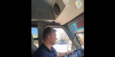Başkan test sürüşü için bindiği dolmuşu kemer takmadan kullandı