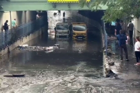 Bayrampaşa’da sağanak yağış nedeniyle altgeçidi su bastı: Vatandaşlar mahsur kaldı