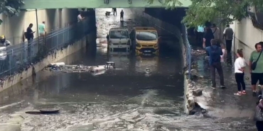 Bayrampaşa’da sağanak yağış nedeniyle altgeçidi su bastı: Vatandaşlar mahsur kaldı