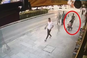 Bebek arabasıyla gezinirken beğendiği başka arabayı kucağında bebeğiyle çaldı