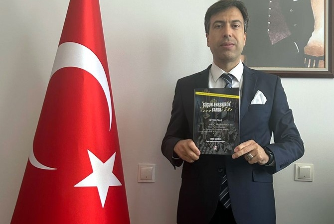 Bekir Şahiner, ’Suçun Ensesinde Yargı’ kitabını yayınladı