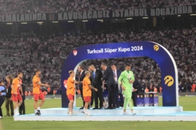 Beşiktaş, Turkcell Süper Kupa’yı düzenlenen törenle aldı