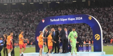 Beşiktaş, Turkcell Süper Kupa’yı düzenlenen törenle aldı