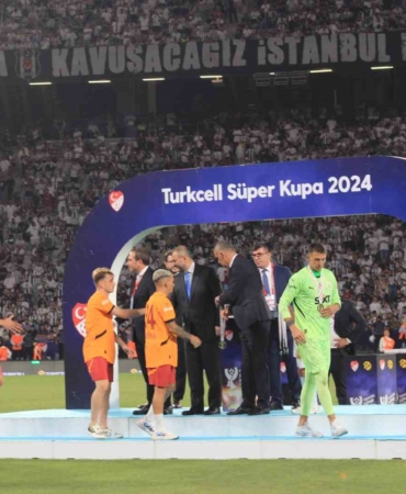 Beşiktaş, Turkcell Süper Kupa’yı düzenlenen törenle aldı