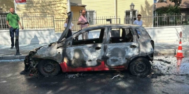 Beşiktaş’ta alev alev yanan araç küle döndü