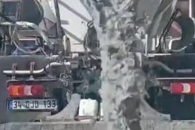 Beton mikseri yola beton ve pis su dökerek ilerledi, bir sürücü isyan etti