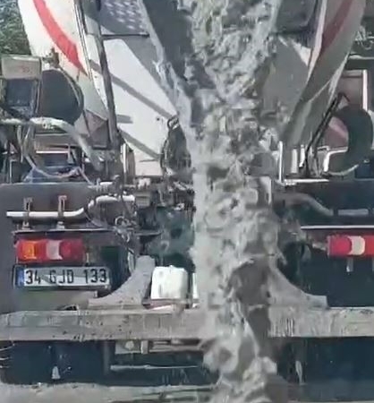 Beton mikseri yola beton ve pis su dökerek ilerledi, bir sürücü isyan etti