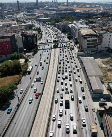 Beylikdüzü - Avcılar arası trafik çilesi: 9 kilometrelik yol 1 saat 15 dakikaya çıktı