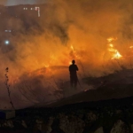 Beylikdüzü’nde caminin bahçesinde korkutan yangın: Alevler metrelerce yükseldi