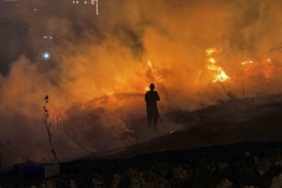 Beylikdüzü’nde caminin bahçesinde korkutan yangın: Alevler metrelerce yükseldi